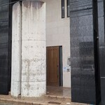 みつき - 外観は御影石の外枠に打ちっぱなしコンクリートの丸みを帯びた柱、内側に白いタイル貼り壁とラウンジかフレンチorイタリアンが入居していそうのデザインのお洒落な佇まい