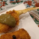 みつき - ⑥松葉蟹(雄)爪のフライ、酢橘添え
      揚げ立て熱々で齧ると白い息がフッと出るほど
      人生最高の蟹フライと言っても過言ではない
      来年も是非訪れたい！と思わせる逸品でした
      シャンパーニュ飲みたい！