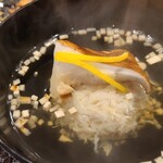 みつき - ③蟹味噌入り松葉蟹(雄)胴身の真薯、松茸(鳥取県産)載せ、刻み松茸軸(鳥取県産)入り、利尻昆布&鮪節&鰹節のお出汁のお椀
      松茸の香りも良いが、主役はやっぱり松葉蟹真薯、蟹味噌餡のコクも極上でウマウマ~