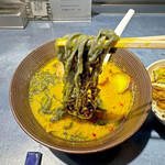 うずとかみなり - 竹炭を使った真っ黒な平打ち手揉み麺