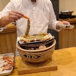 みつき - ⑨松葉蟹のしゃぶしゃぶ風景
      蟹味噌をやや多めの松葉蟹エキス《胴体解体時の体液》&海水で割ったサラサラ仕上げ
      鮮度が良いので本当に瑞々しく風味か良い