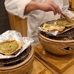 みつき - ⑬松葉蟹エキス&海水炊きの松葉蟹(雄)の蟹味噌リゾット
      刻み白葱を入れた意外は米と蟹と海水のみ
      シンプルな調理ながら見る者を圧倒、ワクワクするなぁ