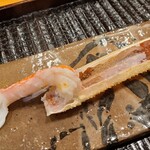 みつき - ⑤炭火焼き松葉蟹(雄)《2番脚》、藻塩&完熟酢橘添え
      塩を少し掛けると甘みが増し、次に完熟酢橘を少し掛けるとキリッとする
      様々な良さを垣間見る薬味を活かす食材だと実感