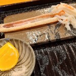 みつき - ④炭火焼き松葉蟹(雄)《1番脚》、藻塩&完熟酢橘添え
      先ずは何も付けずプレーン、加熱され豊潤な香りが口腔内に拡がり、清んだ旨みを目を瞑り沁々と味わう、時間が止まりそう