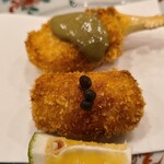 みつき - ⑦日野菜(蕪の1種、長野県産)のフライ、黒胡椒載せ
      上部がラディッシュの様に赤くなるミニ大根の様なシルエットの蕪、瑞々しく甘みがあり、フライという調理法がマッチした食材です