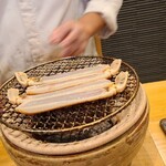 みつき - ④炭火焼き松葉蟹(雄)《1番脚》
      目の前で炭火で焼くのですが、松葉蟹を焼くのはなかなか難しいらしい
      緒方さん曰く「炭の配置から考えて熱の気流を読んで焼く必要があるのだそう」