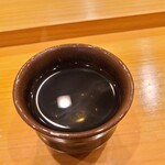 みつき - ⑧炭火焼き松葉蟹(雄)脚先漬け酒
      本日使った脚の先端を全て炭火焼きにして、日本酒と一緒に加熱して熱燗にしたもの
      香りと旨みが滲み出したニヤケる味わい