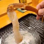 みつき - ②松葉蟹(雄)の脚刺身《4番脚》
      蟹臭さが全く無いプリプリな脚身、数滴の醤油が絶妙にマッチ、殻の付いた根元付近まで一気に喉まで咥え濾しとるとクリアーな旨みに悶絶
      過去に頂いた何処の蟹刺しよりも美味