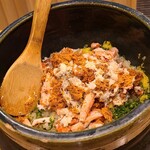 みつき - ⑮セコ蟹(雌、丸ごと4匹使用)炊き込みご飯
      セコ蟹に詰められていた身と蟹味噌と内子
      混ぜ合わせると涎が垂れそう(￣￢￣)
      蟹の風味と蟹味噌のコク、激ヤバ！
      限界だけどお代わりした！