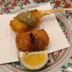 みつき - ⑥松葉蟹(楚蟹・雄)爪のフライ、酢橘添え
      ⑦日野菜(蕪の1種、長野県産)のフライ、黒胡椒載せ