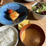 つるよし料理店 - げんげブイヤーベス、奥に見えるは白菜のなんちゃら笑