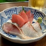 どぜう・四季料理 やぶや - お刺身盛り合わせ（値段不明）
      甘い脂がノリノリのバチ、脂が乗って肉厚の淡路鯛、絶妙な塩梅に〆られた鯖。どれもこれも美しく、最高のお刺身です♪………( °ω°; )、、、激ウマ〜！！！