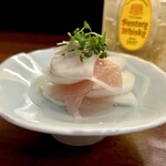 どぜう・四季料理 やぶや - かぶ生ハム酢（¥590税込）
      京都の『千鳥酢』にかぼすと味醂を使ったとってもまろやかな酢の物です♪ｳﾏ━ (●>艸<) ━ｽ!!!
      上に乗せたカイワレの彩りと辛味もいいですね♪