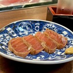 どぜう・四季料理 やぶや - まぐろ漬け（¥990税込）
      マグロを湯引きしてから鰹節を煮出した土佐醤油に漬けた逸品です♪ 酒のつまみにそのまま食べてちょうどいい塩梅の漬け加減 ♪ｳ,ｳﾏ━━━Ψ(°д°;!)━━━ｽ!!!!!