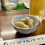 どぜう・四季料理 やぶや - ゆで落花生（お通し）
      鮮度が命の生落花生を殻つきのまま塩茹で(^^)
      栗やお芋のようにホクホク食感で軽い塩加減がたまりません♪(*´༥`*)ｳﾏ