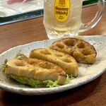 どぜう・四季料理 やぶや - 蓮根ステーキ（¥640税込）
      厚切りサクサクの秋蓮根をオリーブオイル、醤油、味醂、黒胡椒に一味で焼いた逸品！ｳﾏ━ ”(*>∀<)o ━ｽ!!!
      これにはビールかハイボールですね♪
