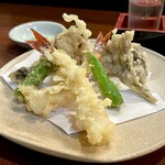 どぜう・四季料理 やぶや - 天ぷら盛り合わせ（値段不明）
      やぶやの天ぷら最高！衣はサクッと音が響くほど軽く、中の海老はブリンブリン♪舞茸の香りもたまりません！
      あ〜、もう日本人に生まれてよかった〜(*´ω`*)