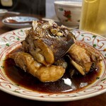 どぜう・四季料理 やぶや - 真鯛の兜煮（値段不明）
      魚臭さなど皆無！身がふっくら炊き上がっててめちゃくちゃ美味しいです♡(*´ω`*)
      味付けも、砂糖の代わりに氷砂糖を使っているそうで、甘味がさっと消えて残りません♪