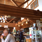 ほっとステーション基山 - ログハウスっぽい店内。