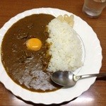 C&C カレーショップ - ビーフカレーにサービスのたまご（黄身）