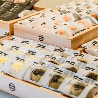 月替わりをはじめ、多彩な具材が楽しめる！茶にぎり、TKOも◎