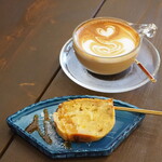 あきの珈琲 - カフェラテ（550円） バナナケーキ（450円）