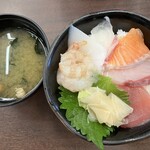 市場食堂 駅前 - 海鮮丼