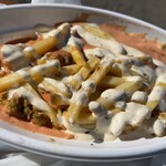 エフェリフ ケバブ - ソースもたっぷり。，肉だけでもポテトはつく。、