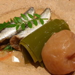 鮨 おさむ - 小鰯の梅煮、梅、昆布