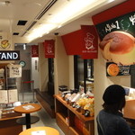 りくろーおじさんの店 - 焼き立てではない人向けのレジと店舗内観。新しく出来た「リクカフェSTAND」があります。