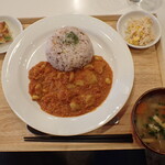 トーコーキッチン - チキンバターカレー 副菜二品、豚汁
