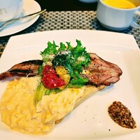 R restaurant & bar - 