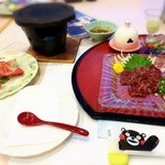 かんぽの宿 - 夕飯　前菜　牛肉のたたき　熊本らしく、くまもんのおしぼりがお出迎え