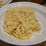 麺庵 利休 - 麵とその下の油ダレ