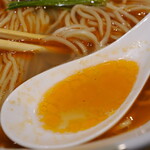 麺庵 利休 - エクルビスそばのスープのアップ