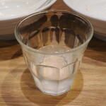 麺庵 利休 - コップ。影がきれい