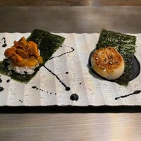 鉄板焼 花 - 「焼きうに」特選生ウニをおこげで食す一品・「ホタテ磯辺焼き」バター醤油仕立て