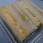 パンのお店 チャビ - 令和6年11月 営業時間(7:00〜19:00)
たまごとハムのサンド 税込270円