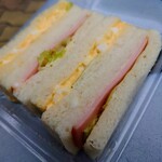 パンのお店 チャビ - 令和6年11月 営業時間(7:00〜19:00)
たまごとハムのサンド 税込270円