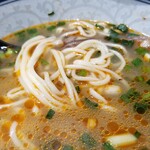 蘭州拉麺店 火焔山 - ラー油後のスープの表情。