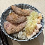 長男、もんたいちお - 炙りチャーシュー丼