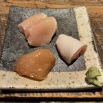 若鳥焼き もばら - 鶏刺し  上から時計周りで ささみ・胸肉・胸肉の漬け