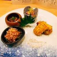 肉割烹ふたご 北新地店 - リブロースとアオリイカの和え物 玉葱醤油
                    サーロインと万願寺のお浸し 糸花
                    ウチヒラのみぞれ掛け 三つ葉 エリンギ
                    ヒレと無花果の湯葉揚げ ゴールドラッシュ