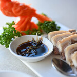 涵梅舫 - "水晶肴蹄（ぶたのすねにくにこゞり）"、鎮江香醋（ちんかうす）＋生薑絲（くれのはじかみせん）