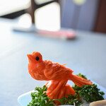 "水晶肴蹄（ぶたのすねにくにこゞり）"、鳥（とり）を象（かたど）る紅蘿蔔（せりにんじん）