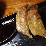 くろべえ - 餃子5個入りです。我慢しきれず食べてしまいました…