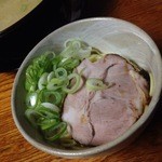 くろべえ - 替え玉200円です。高いな～と思ったけどチャーシューが乗ってたのでいいかな～＾＾