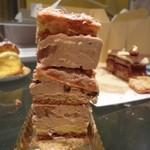 ペストリーショップ - カットしてみた。倒れそう！