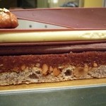 ペストリーショップ - 直方体と円柱と三角形で構築されたアーキテクチャルなケーキ