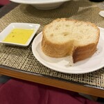 オステリア・マンジャベーネ - フランスパン